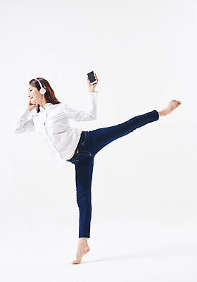 포토 JPG 스튜디오촬영 전신 응시 여자 음악 포즈 실내 한명 미소 들기 20대 성인 옆모습 스마트폰 헤드폰 음악감상 한국인 춤 발레 다리들기 성인여자한명만 국내포토 1 시선 뷰포인트 음향기기 모션 문화예술 표정 사람 동양인 청년 내부 핸드폰 스마트기기 감상 여자한명만 성인여자만 파일형식