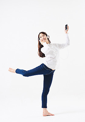 포토 JPG 스튜디오촬영 전신 응시 여자 음악 포즈 실내 한명 웃음 들기 20대 성인 앞모습 스마트폰 헤드폰 음악감상 한국인 춤 발레 다리들기 성인여자한명만 국내포토 1 시선 뷰포인트 음향기기 모션 문화예술 표정 사람 동양인 청년 내부 핸드폰 스마트기기 감상 여자한명만 성인여자만 파일형식