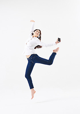 포토 JPG 스튜디오촬영 전신 응시 여자 음악 포즈 실내 한명 미소 들기 20대 성인 앞모습 스마트폰 점프 헤드폰 음악감상 한국인 춤 발레 성인여자한명만 국내포토 1 시선 뷰포인트 음향기기 모션 문화예술 표정 사람 동양인 청년 내부 핸드폰 스마트기기 감상 여자한명만 성인여자만 파일형식