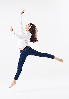 포토 JPG 스튜디오촬영 전신 응시 여자 음악 포즈 실내 한명 웃음 들기 20대 성인 옆모습 스마트폰 점프 헤드폰 음악감상 한국인 춤 발레 성인여자한명만 국내포토 1 시선 뷰포인트 음향기기 모션 문화예술 표정 사람 동양인 청년 내부 핸드폰 스마트기기 감상 여자한명만 성인여자만 파일형식