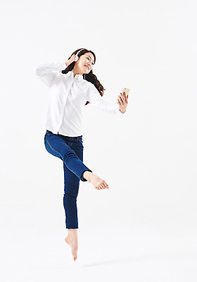 포토 JPG 스튜디오촬영 전신 응시 여자 음악 포즈 실내 한명 웃음 들기 20대 성인 앞모습 스마트폰 점프 헤드폰 음악감상 한국인 춤 발레 성인여자한명만 국내포토 1 시선 뷰포인트 음향기기 모션 문화예술 표정 사람 동양인 청년 내부 핸드폰 스마트기기 감상 여자한명만 성인여자만 파일형식