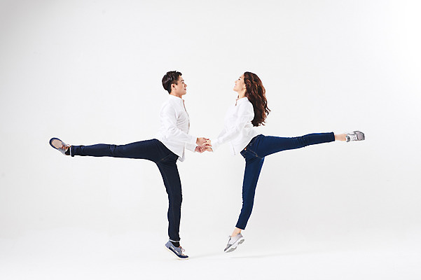 포토 JPG 스튜디오촬영 전신 응시 여자 남자 포즈 남방 실내 미소 20대 성인 두명 옆모습 캐주얼 30대 손잡기 점프 한국인 청바지 춤 발레 다리들기 춤동작 성인만 국내포토 시선 옷 뷰포인트 셔츠 바지 모션 문화예술 표정 사람 동양인 청년 내부 장년 파일형식