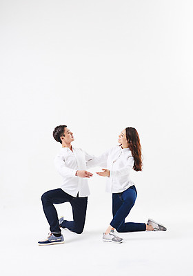 포토 JPG 스튜디오촬영 전신 응시 여자 남자 포즈 남방 실내 20대 성인 두명 옆모습 캐주얼 30대 마주보기 한국인 청바지 춤 무릎꿇기 발레 춤동작 성인만 국내포토 시선 옷 뷰포인트 셔츠 바지 모션 문화예술 사람 동양인 청년 내부 장년 파일형식