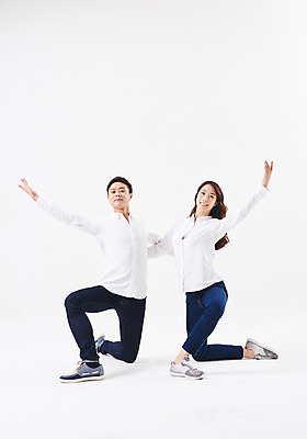 포토 JPG 스튜디오촬영 전신 응시 여자 남자 포즈 남방 실내 웃음 20대 성인 두명 앞모습 캐주얼 30대 한국인 청바지 춤 무릎꿇기 발레 춤동작 성인만 국내포토 시선 옷 뷰포인트 셔츠 바지 모션 문화예술 표정 사람 동양인 청년 내부 장년 파일형식