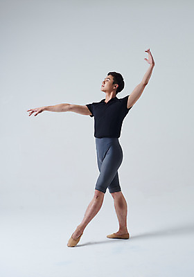 포토 JPG 스튜디오촬영 전신 응시 남자 포즈 회색배경 실내 한명 성인 옆모습 30대 한국인 춤 발레 발레복 춤동작 성인남자한명만 국내포토 1 시선 옷 뷰포인트 백그라운드 문화예술 사람 동양인 내부 장년 회색 남자한명만 성인남자만 파일형식