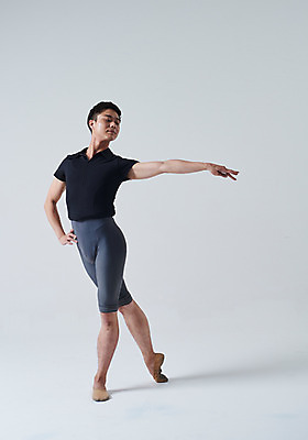 포토 JPG 스튜디오촬영 전신 남자 포즈 회색배경 실내 한명 성인 앞모습 30대 눈감음 한국인 춤 발레 발레복 춤동작 성인남자한명만 국내포토 1 옷 뷰포인트 백그라운드 모션 문화예술 사람 동양인 내부 장년 회색 남자한명만 성인남자만 파일형식