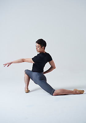 포토 JPG 스튜디오촬영 전신 응시 남자 포즈 회색배경 실내 한명 성인 옆모습 30대 한국인 춤 무릎꿇기 발레 발레복 춤동작 성인남자한명만 국내포토 1 시선 옷 뷰포인트 백그라운드 모션 문화예술 사람 동양인 내부 장년 회색 남자한명만 성인남자만 파일형식