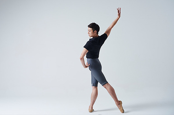 포토 JPG 스튜디오촬영 전신 응시 남자 포즈 회색배경 실내 한명 성인 옆모습 30대 한국인 춤 발레 발레복 춤동작 성인남자한명만 국내포토 1 시선 옷 뷰포인트 백그라운드 문화예술 사람 동양인 내부 장년 회색 남자한명만 성인남자만 파일형식