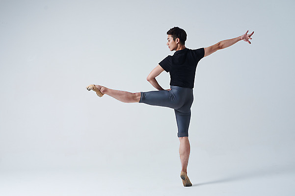 포토 JPG 스튜디오촬영 전신 응시 남자 포즈 회색배경 실내 한명 성인 뒷모습 30대 한국인 춤 발레 발레복 다리들기 춤동작 성인남자한명만 국내포토 1 시선 옷 뷰포인트 백그라운드 모션 문화예술 사람 동양인 내부 장년 회색 남자한명만 성인남자만 파일형식