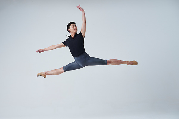 포토 JPG 스튜디오촬영 전신 응시 남자 포즈 회색배경 실내 한명 성인 앞모습 30대 점프 한국인 춤 발레 발레복 춤동작 성인남자한명만 국내포토 1 시선 옷 뷰포인트 백그라운드 모션 문화예술 사람 동양인 내부 장년 회색 남자한명만 성인남자만 파일형식