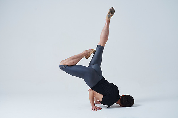 포토 JPG 스튜디오촬영 전신 남자 포즈 회색배경 실내 한명 성인 뒷모습 30대 한국인 춤 발레 발레복 춤동작 성인남자한명만 국내포토 1 옷 뷰포인트 백그라운드 문화예술 사람 동양인 내부 장년 회색 남자한명만 성인남자만 파일형식