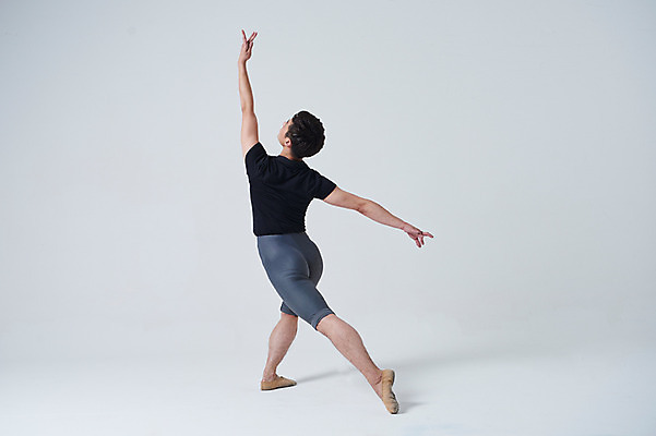 포토 JPG 스튜디오촬영 전신 남자 포즈 회색배경 실내 한명 성인 뒷모습 30대 한국인 춤 발레 발레복 춤동작 성인남자한명만 국내포토 1 옷 뷰포인트 백그라운드 문화예술 사람 동양인 내부 장년 회색 남자한명만 성인남자만 파일형식