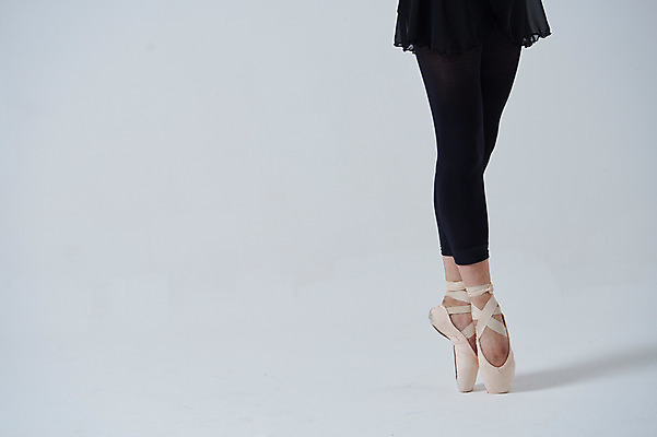 포토 JPG 스튜디오촬영 여자 회색배경 실내 한명 20대 성인 앞모습 신체부위 한국인 하반신 다리 춤 발레 발레복 토슈즈 발레동작 성인여자한명만 국내포토 1 옷 뷰포인트 포즈 백그라운드 신발 문화예술 사람 동양인 청년 내부 회색 여자한명만 성인여자만 파일형식