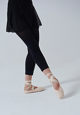 포토 JPG 스튜디오촬영 여자 회색배경 실내 한명 20대 성인 앞모습 신체부위 한국인 하반신 다리 춤 발레 발레복 토슈즈 발레동작 성인여자한명만 국내포토 1 옷 뷰포인트 포즈 백그라운드 신발 문화예술 사람 동양인 청년 내부 회색 여자한명만 성인여자만 파일형식