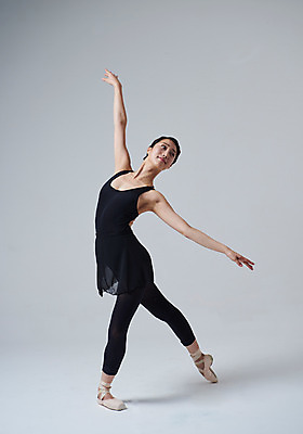 포토 JPG 스튜디오촬영 전신 응시 여자 포즈 회색배경 실내 한명 20대 성인 앞모습 한국인 춤 발레 발레복 토슈즈 발레동작 성인여자한명만 국내포토 1 시선 옷 뷰포인트 백그라운드 신발 문화예술 사람 동양인 청년 내부 회색 여자한명만 성인여자만 파일형식