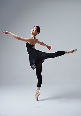 포토 JPG 스튜디오촬영 전신 응시 여자 포즈 회색배경 실내 한명 20대 성인 옆모습 한국인 춤 발레 발레복 토슈즈 발레동작 다리들기 성인여자한명만 국내포토 1 시선 옷 뷰포인트 백그라운드 신발 모션 문화예술 사람 동양인 청년 내부 회색 여자한명만 성인여자만 파일형식