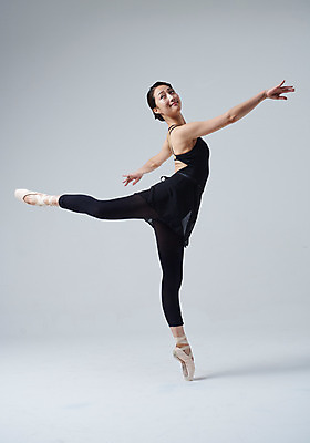 포토 JPG 스튜디오촬영 전신 응시 여자 포즈 회색배경 실내 한명 미소 20대 성인 옆모습 한국인 춤 발레 발레복 토슈즈 발레동작 다리들기 성인여자한명만 국내포토 1 시선 옷 뷰포인트 백그라운드 신발 모션 문화예술 표정 사람 동양인 청년 내부 회색 여자한명만 성인여자만 파일형식