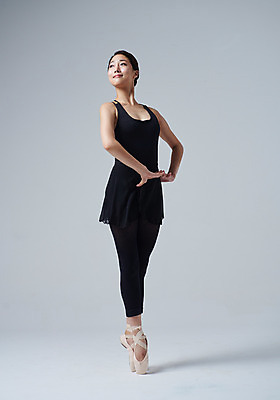 포토 JPG 스튜디오촬영 전신 응시 여자 포즈 회색배경 실내 한명 미소 20대 성인 앞모습 한국인 춤 발레 발레복 토슈즈 발레동작 성인여자한명만 국내포토 1 시선 옷 뷰포인트 백그라운드 신발 문화예술 표정 사람 동양인 청년 내부 회색 여자한명만 성인여자만 파일형식