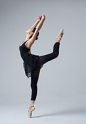 포토 JPG 스튜디오촬영 전신 응시 여자 포즈 회색배경 실내 한명 20대 성인 옆모습 한국인 올려보기 춤 발레 발레복 토슈즈 발레동작 다리들기 성인여자한명만 국내포토 1 시선 옷 뷰포인트 백그라운드 신발 모션 문화예술 사람 동양인 청년 내부 회색 여자한명만 성인여자만 파일형식