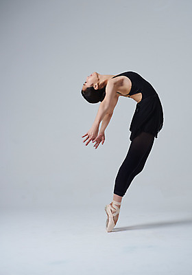 포토 JPG 스튜디오촬영 전신 응시 여자 포즈 회색배경 실내 한명 20대 성인 옆모습 한국인 춤 발레 발레복 토슈즈 발레동작 성인여자한명만 국내포토 1 시선 옷 뷰포인트 백그라운드 신발 문화예술 사람 동양인 청년 내부 회색 여자한명만 성인여자만 파일형식