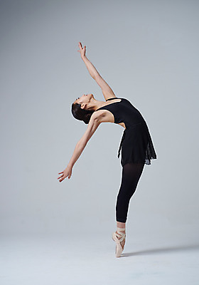 포토 JPG 스튜디오촬영 전신 응시 여자 포즈 회색배경 실내 한명 미소 20대 성인 옆모습 한국인 올려보기 춤 발레 발레복 토슈즈 발레동작 성인여자한명만 국내포토 1 시선 옷 뷰포인트 백그라운드 신발 모션 문화예술 표정 사람 동양인 청년 내부 회색 여자한명만 성인여자만 파일형식