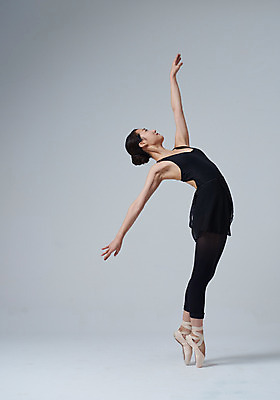 포토 JPG 스튜디오촬영 전신 응시 여자 포즈 회색배경 실내 한명 미소 20대 성인 옆모습 한국인 올려보기 춤 발레 발레복 토슈즈 발레동작 성인여자한명만 국내포토 1 시선 옷 뷰포인트 백그라운드 신발 모션 문화예술 표정 사람 동양인 청년 내부 회색 여자한명만 성인여자만 파일형식