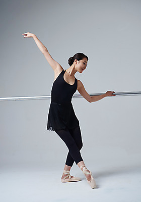 포토 JPG 스튜디오촬영 전신 응시 여자 포즈 회색배경 실내 한명 20대 성인 앞모습 한국인 춤 잡기 발레 연습 발레복 토슈즈 발레동작 발레바 성인여자한명만 국내포토 1 시선 옷 뷰포인트 백그라운드 신발 모션 문화예술 사람 동양인 청년 내부 회색 여자한명만 성인여자만 파일형식