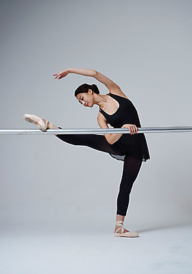 포토 JPG 스튜디오촬영 전신 응시 여자 포즈 회색배경 실내 한명 미소 20대 성인 앞모습 한국인 춤 잡기 발레 연습 발레복 토슈즈 발레동작 발레바 성인여자한명만 국내포토 1 시선 옷 뷰포인트 백그라운드 신발 모션 문화예술 표정 사람 동양인 청년 내부 회색 여자한명만 성인여자만 파일형식