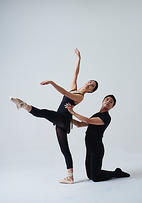 포토 JPG 스튜디오촬영 전신 응시 여자 남자 포즈 회색배경 실내 20대 성인 두명 옆모습 30대 한국인 춤 무릎꿇기 발레 발레복 토슈즈 다리들기 춤동작 성인만 국내포토 시선 옷 뷰포인트 백그라운드 신발 모션 문화예술 사람 동양인 청년 내부 장년 회색 파일형식