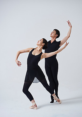 포토 JPG 스튜디오촬영 전신 응시 여자 남자 포즈 회색배경 실내 미소 20대 성인 두명 옆모습 30대 한국인 춤 발레 발레복 토슈즈 춤동작 성인만 국내포토 시선 옷 뷰포인트 백그라운드 신발 문화예술 표정 사람 동양인 청년 내부 장년 회색 파일형식