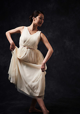 포토 JPG 스튜디오촬영 전신 응시 드레스 여자 포즈 검은배경 실내 한명 20대 성인 앞모습 한국인 춤 잡기 발레 춤동작 성인여자한명만 국내포토 1 시선 옷 뷰포인트 백그라운드 모션 문화예술 사람 동양인 청년 내부 검은색 여자한명만 성인여자만 파일형식