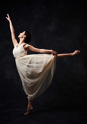 포토 JPG 스튜디오촬영 전신 응시 드레스 여자 포즈 검은배경 실내 한명 20대 성인 옆모습 한국인 올려보기 춤 발레 다리들기 춤동작 성인여자한명만 국내포토 1 시선 옷 뷰포인트 백그라운드 모션 문화예술 사람 동양인 청년 내부 검은색 여자한명만 성인여자만 파일형식