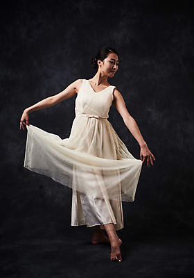 포토 JPG 스튜디오촬영 전신 응시 드레스 여자 포즈 검은배경 실내 한명 20대 성인 앞모습 한국인 춤 잡기 발레 춤동작 성인여자한명만 국내포토 1 시선 옷 뷰포인트 백그라운드 모션 문화예술 사람 동양인 청년 내부 검은색 여자한명만 성인여자만 파일형식