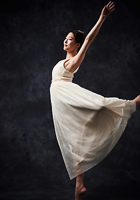 포토 JPG 스튜디오촬영 전신 응시 드레스 여자 포즈 검은배경 실내 한명 20대 성인 옆모습 한국인 춤 발레 다리들기 춤동작 성인여자한명만 국내포토 1 시선 옷 뷰포인트 백그라운드 모션 문화예술 사람 동양인 청년 내부 검은색 여자한명만 성인여자만 파일형식