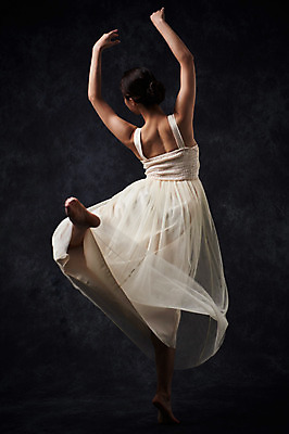 포토 JPG 스튜디오촬영 전신 응시 드레스 여자 포즈 검은배경 실내 한명 20대 성인 뒷모습 한국인 춤 발레 다리들기 춤동작 성인여자한명만 국내포토 1 시선 옷 뷰포인트 백그라운드 모션 문화예술 사람 동양인 청년 내부 검은색 여자한명만 성인여자만 파일형식