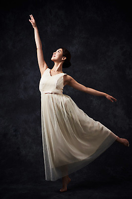 포토 JPG 스튜디오촬영 전신 응시 드레스 여자 포즈 검은배경 실내 한명 20대 성인 앞모습 한국인 올려보기 춤 발레 다리들기 춤동작 성인여자한명만 국내포토 1 시선 옷 뷰포인트 백그라운드 모션 문화예술 사람 동양인 청년 내부 검은색 여자한명만 성인여자만 파일형식