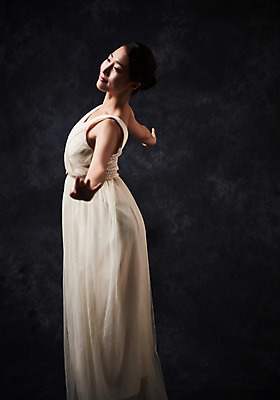 포토 JPG 스튜디오촬영 전신 응시 드레스 여자 포즈 검은배경 실내 한명 미소 20대 성인 옆모습 한국인 춤 발레 춤동작 성인여자한명만 국내포토 1 시선 옷 뷰포인트 백그라운드 문화예술 표정 사람 동양인 청년 내부 검은색 여자한명만 성인여자만 파일형식