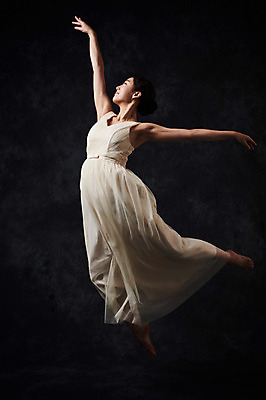 포토 JPG 스튜디오촬영 전신 응시 드레스 여자 포즈 검은배경 실내 한명 20대 성인 앞모습 점프 한국인 춤 발레 다리들기 춤동작 성인여자한명만 국내포토 1 시선 옷 뷰포인트 백그라운드 모션 문화예술 사람 동양인 청년 내부 검은색 여자한명만 성인여자만 파일형식