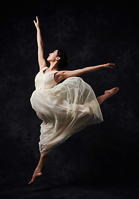 포토 JPG 스튜디오촬영 전신 응시 드레스 여자 포즈 검은배경 실내 한명 20대 성인 옆모습 점프 한국인 올려보기 춤 발레 춤동작 성인여자한명만 국내포토 1 시선 옷 뷰포인트 백그라운드 모션 문화예술 사람 동양인 청년 내부 검은색 여자한명만 성인여자만 파일형식