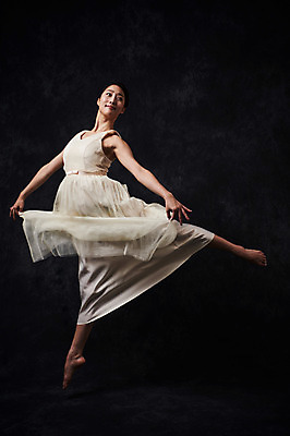 포토 JPG 스튜디오촬영 전신 응시 드레스 여자 포즈 검은배경 실내 한명 미소 20대 성인 옆모습 점프 한국인 춤 발레 춤동작 성인여자한명만 국내포토 1 시선 옷 뷰포인트 백그라운드 모션 문화예술 표정 사람 동양인 청년 내부 검은색 여자한명만 성인여자만 파일형식