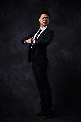 포토 JPG 스튜디오촬영 전신 응시 남자 포즈 검은배경 실내 한명 정장 성인 옆모습 30대 한국인 춤 발레 성인남자한명만 국내포토 1 시선 옷 뷰포인트 백그라운드 문화예술 사람 동양인 내부 장년 검은색 남자한명만 성인남자만 파일형식