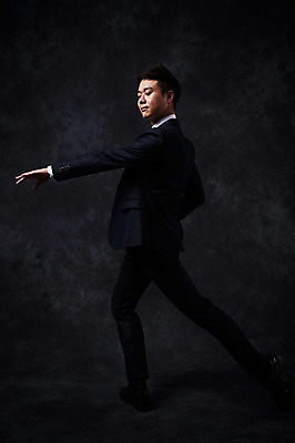 포토 JPG 스튜디오촬영 전신 응시 남자 포즈 검은배경 실내 한명 정장 성인 옆모습 30대 한국인 춤 발레 춤동작 성인남자한명만 국내포토 1 시선 옷 뷰포인트 백그라운드 문화예술 사람 동양인 내부 장년 검은색 남자한명만 성인남자만 파일형식