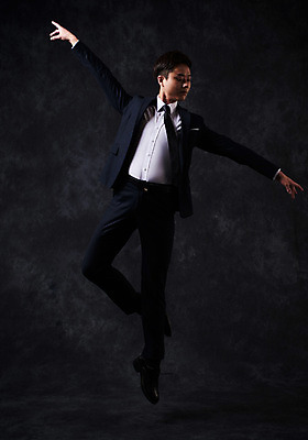 포토 JPG 스튜디오촬영 전신 응시 남자 포즈 검은배경 실내 한명 정장 성인 앞모습 30대 점프 한국인 춤 발레 춤동작 성인남자한명만 국내포토 1 시선 옷 뷰포인트 백그라운드 모션 문화예술 사람 동양인 내부 장년 검은색 남자한명만 성인남자만 파일형식