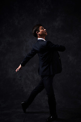 포토 JPG 스튜디오촬영 전신 응시 남자 포즈 검은배경 실내 한명 정장 성인 옆모습 30대 점프 한국인 올려보기 춤 발레 춤동작 성인남자한명만 국내포토 1 시선 옷 뷰포인트 백그라운드 모션 문화예술 사람 동양인 내부 장년 검은색 남자한명만 성인남자만 파일형식