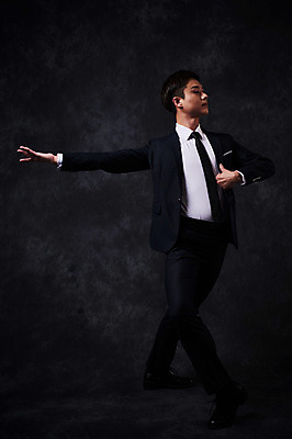 포토 JPG 스튜디오촬영 전신 응시 남자 포즈 검은배경 실내 한명 정장 성인 앞모습 30대 한국인 춤 발레 춤동작 성인남자한명만 국내포토 1 시선 옷 뷰포인트 백그라운드 문화예술 사람 동양인 내부 장년 검은색 남자한명만 성인남자만 파일형식