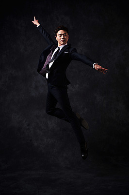 포토 JPG 스튜디오촬영 전신 응시 남자 포즈 검은배경 실내 한명 정장 성인 옆모습 30대 점프 한국인 춤 발레 춤동작 성인남자한명만 국내포토 1 시선 옷 뷰포인트 백그라운드 모션 문화예술 사람 동양인 내부 장년 검은색 남자한명만 성인남자만 파일형식