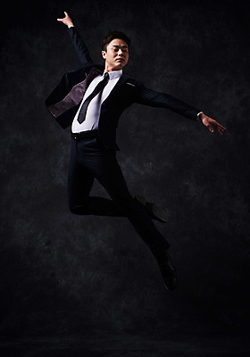 포토 JPG 스튜디오촬영 전신 응시 남자 포즈 검은배경 실내 한명 정장 성인 옆모습 30대 눈감음 점프 한국인 춤 발레 춤동작 성인남자한명만 국내포토 1 시선 옷 뷰포인트 백그라운드 모션 문화예술 사람 동양인 내부 장년 검은색 남자한명만 성인남자만 파일형식