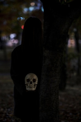 포토 JPG 나무 여자 해골 한명 서기 상반신 성인 야외 앞모습 아웃포커스 할로윈 처녀귀신 야간 공포 국내포토 자연요소 식물 1 뷰포인트 모션 뼈 촬영기법 사람 유령 파일형식