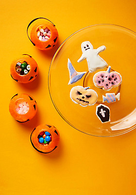 포토 JPG 스튜디오촬영 접시 실내 사탕 사람없음 하이앵글 쿠키 초콜릿 할로윈 국내포토 식기 뷰포인트 디저트 내부 파일형식