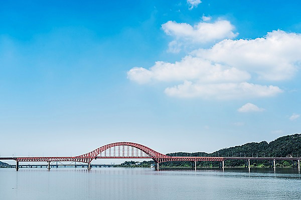 포토 JPG 주간 나무 구름 건축 하늘 서울 한국 풍경 사람없음 야외 한강 방화대교 한강다리 가교 국내포토 자연요소 식물 건축물 아시아 다리_건축물 랜드마크 파일형식